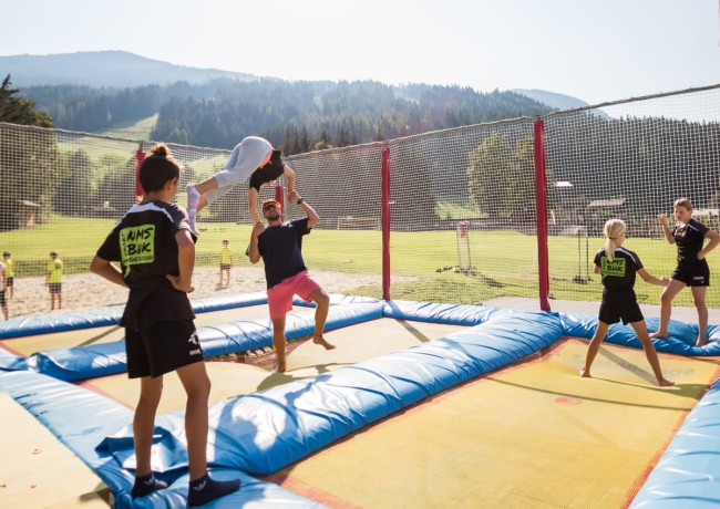Trampolin springen im Urlaub am Markushof